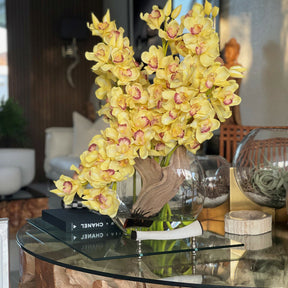 Yelloatul artificial plant in vase