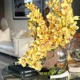 Yelloatul artificial plant in vase